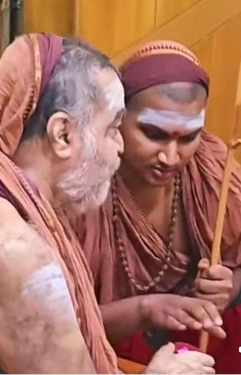 ஆதி சங்கரர் ஸ்வயமாக ஸ்தாபித்து முதல் பீடாதிபதியாக அலங்கரித்த பீடம் காஞ்சி காமகோடி பீடம். ஸ்ரீ மஹா பெரியவா, ஸ்ரீ புது பெரியவா, ஸ்ரீ பால பெரியவா, ஸ்ரீ புது பால பெரியவா அவர்கள் பிராத:ஸ்மரனீயர்கள். இந்த காலத்தில் நாம் வாழ்வது நமது ஜன்மாந்திர ஸுக்ருதம் அல்லவா